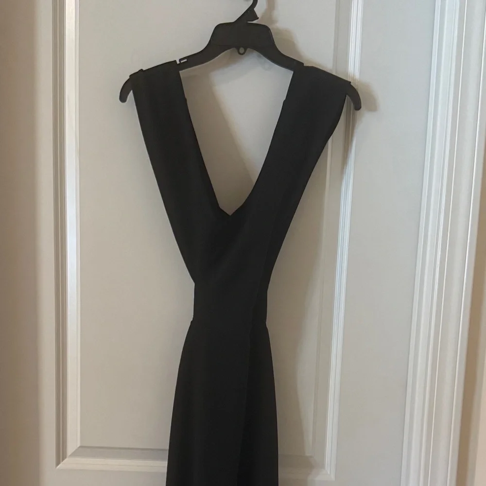 Elegant Black Sleeveless Dress - Picture 1 of 3